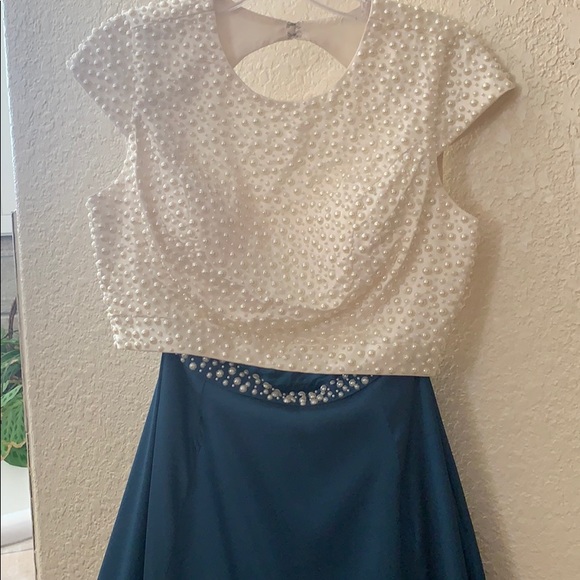 PROM DRESS - Picture 3 of 8